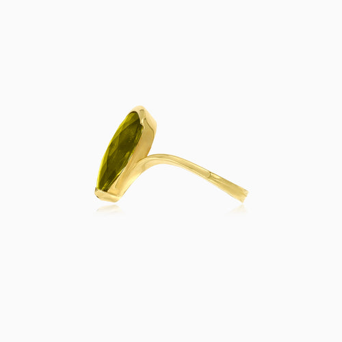 Tropfenförmiger Moldavit-Gold-Ring im feinen Stufenschliff