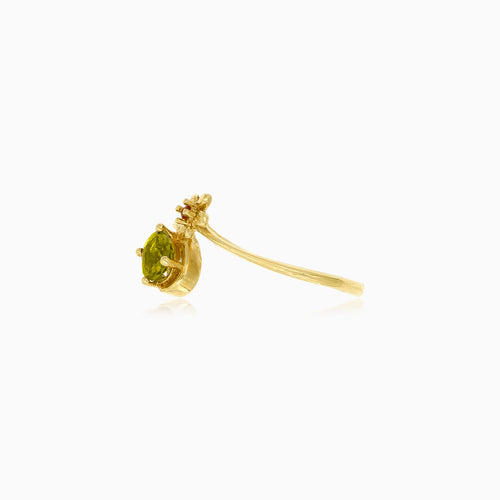 Ovaler Moldavit-Goldring mit floralen Details und Granatakzenten