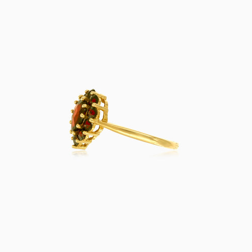 Anillo de Belleza de Granate con Halo Radiante en Oro Amarillo.