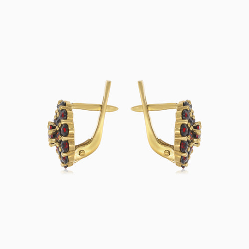 Pendientes de belleza con granate y pasos elegantes en oro amarillo