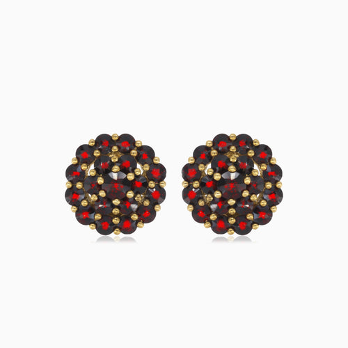 Pendientes de belleza con granate y pasos elegantes en oro amarillo