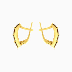 Pendientes colgantes de oro con granate talla princesa cuadrada.