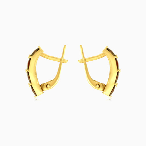 Pendientes colgantes de oro con granate talla princesa cuadrada.