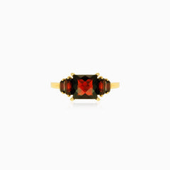 Eleganter Granat-Goldring mit Princess- und Radiantschliffen