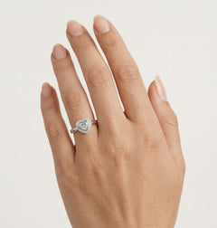 Anillo elegante de plata con circonitas cúbicas en talla redonda y corazón