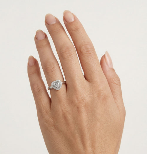Anillo elegante de plata con circonitas cúbicas en talla redonda y corazón