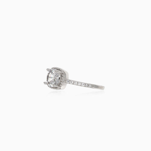 Damenring aus Silber mit leuchtenden Zirkonia