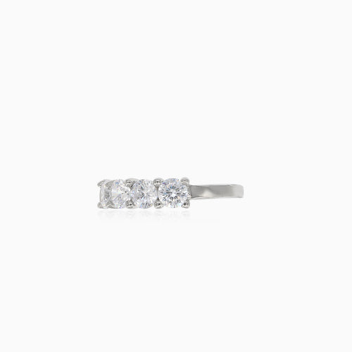 Bague en argent sterling avec cinq pierres en zircon cubique.