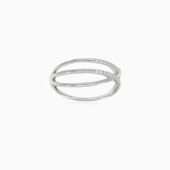 Anillo de plata con diseño doble en forma de X y circonitas blancas.