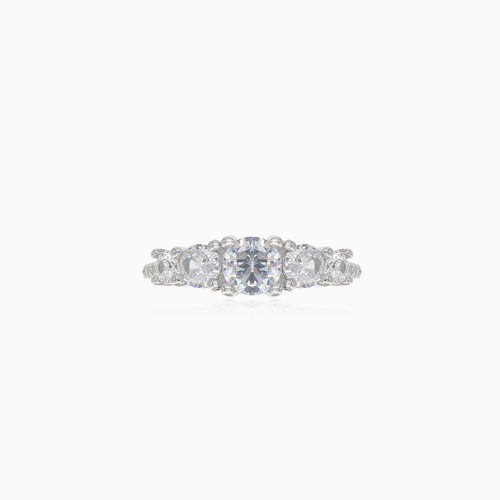 Runder Ring mit feinem Stufenschliff in Reihe