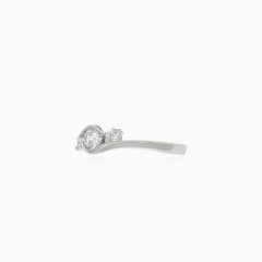 Anillo de plata con tres piedras y circonitas cúbicas