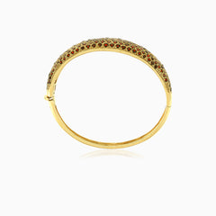 Brazalete elegante con granate de corte redondo