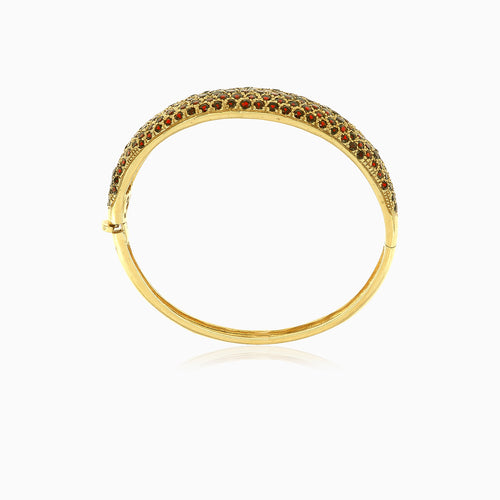 Brazalete elegante con granate de corte redondo