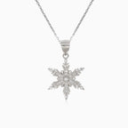 Colgante de copo de nieve de plata con circonitas cúbicas.