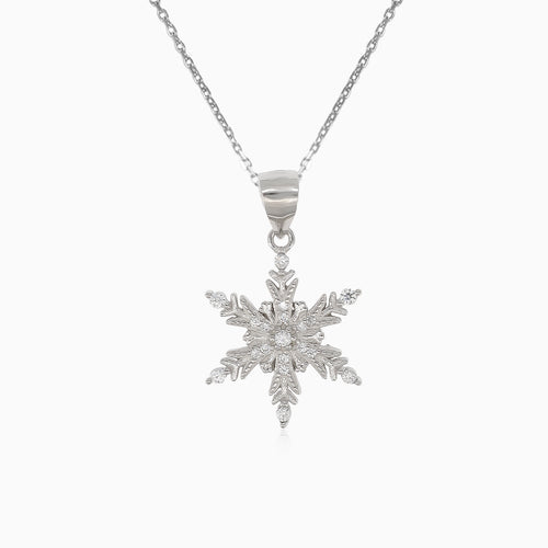 Colgante de copo de nieve de plata con circonitas cúbicas.