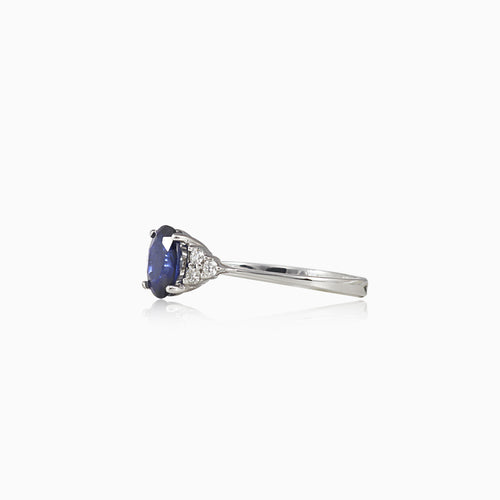 Weißgoldring mit Saphir und Diamanten
