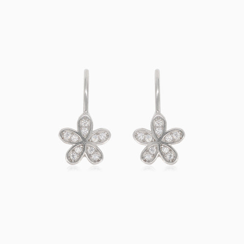 Silberne Blumen-Ohrringe mit Zirkonias.