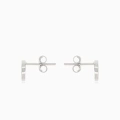 Pendientes redondos de plata con circonitas cúbicas alrededor.