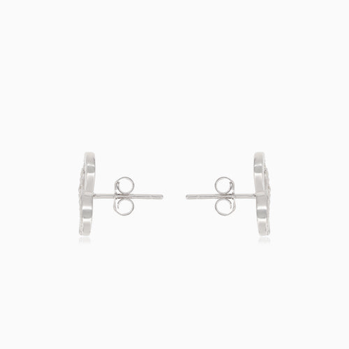 Pendientes de plata con símbolo de infinito y circonitas medio cubiertas.