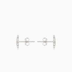 Boucles d’oreilles petites infinis en argent avec zircones cubiques partiellement recouvertes.