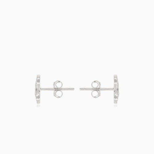Boucles d’oreilles petites infinis en argent avec zircones cubiques partiellement recouvertes.