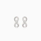 Boucles d’oreilles petites infinis en argent avec zircones cubiques partiellement recouvertes.