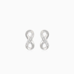 Boucles d’oreilles petites infinis en argent avec zircones cubiques partiellement recouvertes.