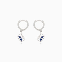 Stříbrné náušnice ve tvaru kostky se syntetickým safírem