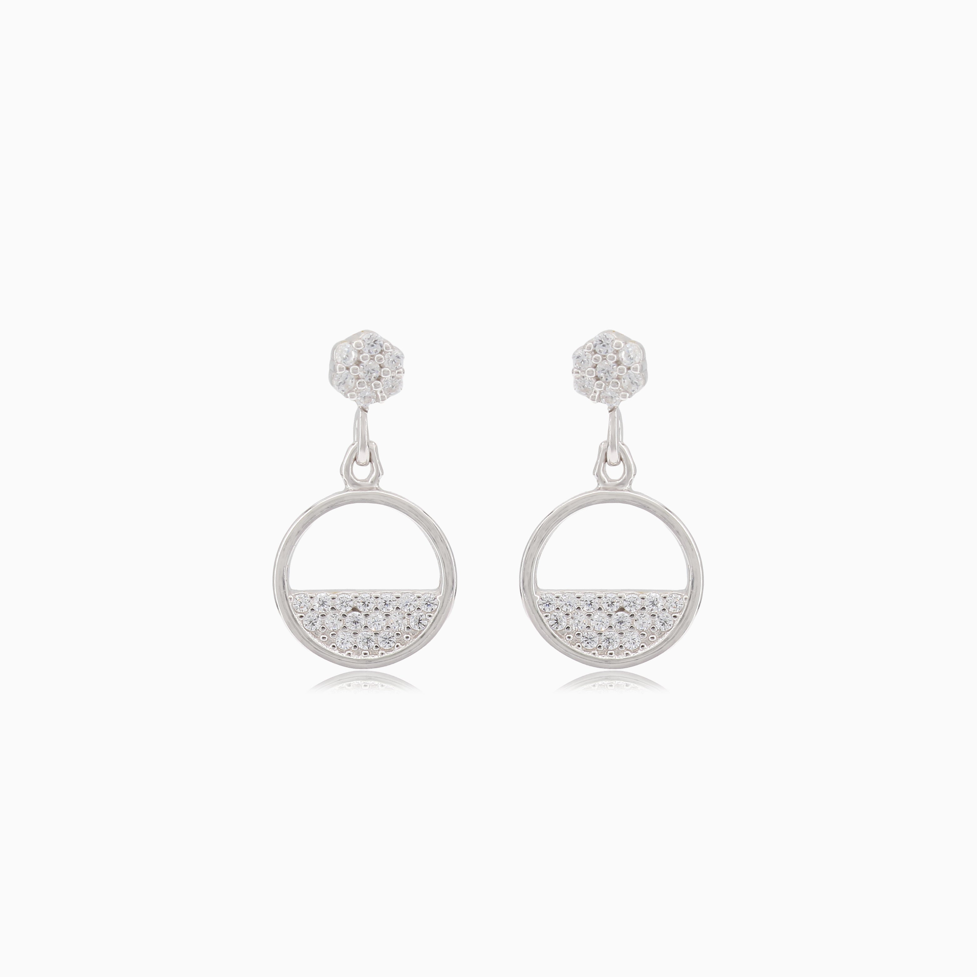 Pendientes de plata tipo stud con colgantes de circonitas en forma