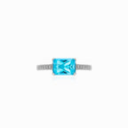 Eleganter Silberring mit blauer Topas
