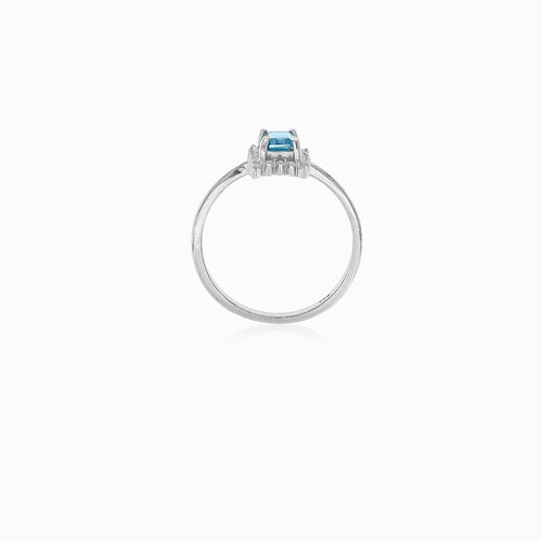 Anillo de topacio azul corte esmeralda
