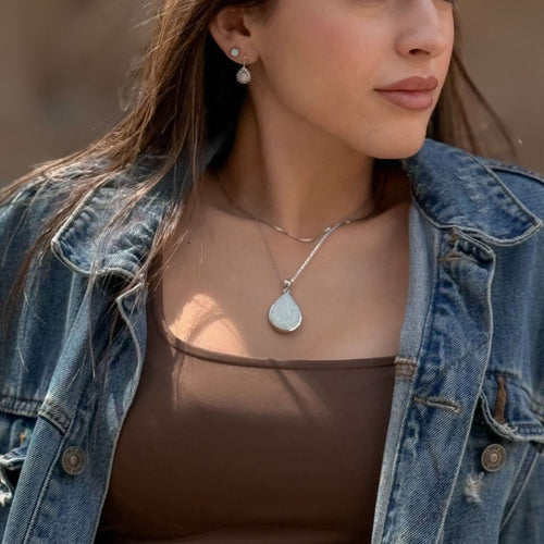 Anhänger aus Sterlingsilber mit tropfenförmigem Opal