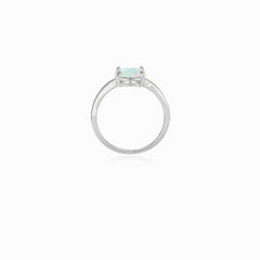 Anillo sencillo de ópalo cabujón