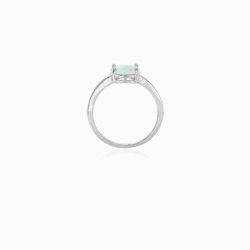 Anillo sencillo de ópalo cabujón
