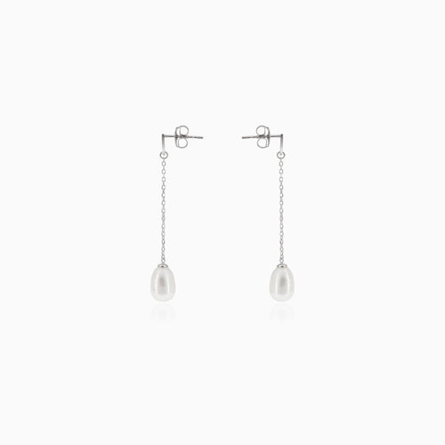 Silberne Stecker-Ohrringe mit Kette und Perle