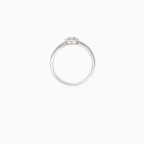 Timeless round diamond engagement ring in white gold