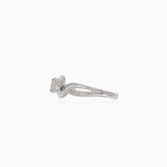 Bague de fiançailles éclatante en or blanc avec diamant