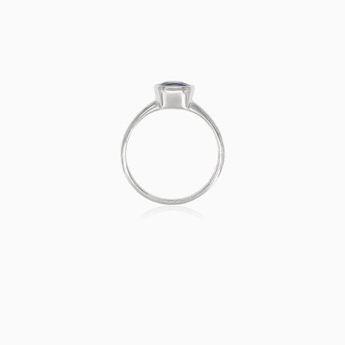 Schicker Damenring aus Silber mit synthetischem Saphir