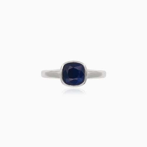 Schicker Damenring aus Silber mit synthetischem Saphir