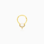 Elegantes Gold-Hoop-Piercing mit Zirkonia und Perle