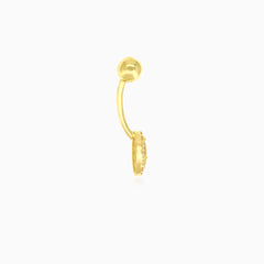Trendy zlatý piercing do pupíku