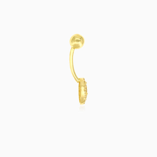 Trendy zlatý piercing do pupíku