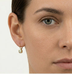 Quadratische Ohrringe mit weißem Opal in Gold