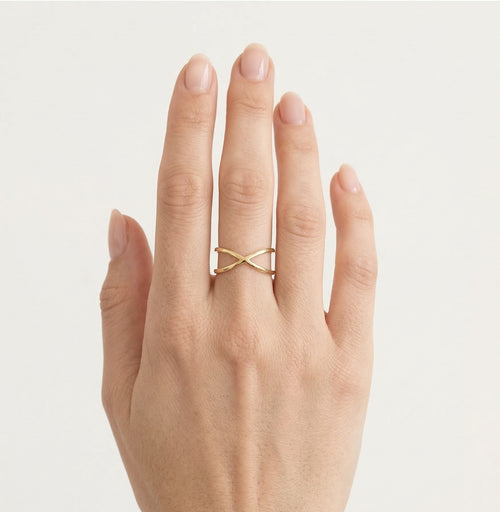 Gelbgoldener Criss-Cross-Ring.