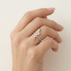 Elegante anillo de plata en forma de serpiente con ojos azul oscuro