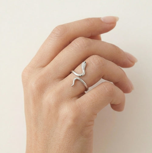 Elegante anillo de plata en forma de serpiente con ojos azul oscuro