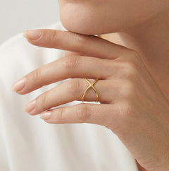Bague élégante pour femme en or jaune avec motif X