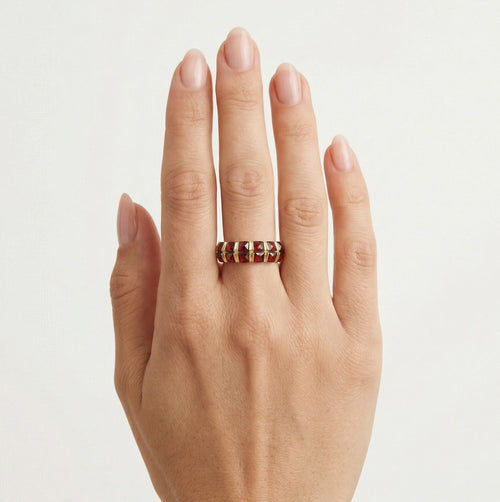 Gelbgoldring mit zwei Reihen Granate