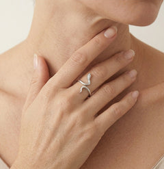 Elegante anillo de plata en forma de serpiente con ojos azul oscuro