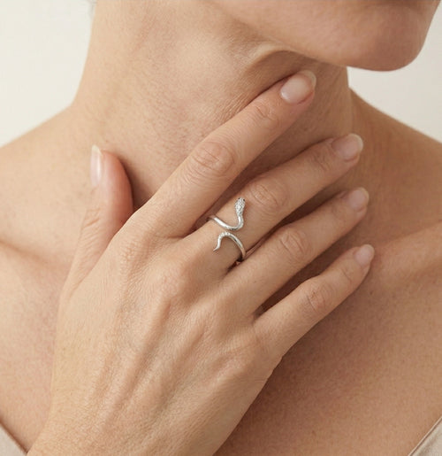Elegante anillo de plata en forma de serpiente con ojos azul oscuro